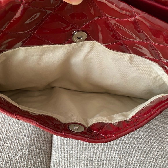 CHANEL red patent leather quilted bag - Picture 13 of 16